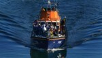 Gruppe von Migranten überquert per Boot den Ärmelkanal (Bild: AP)