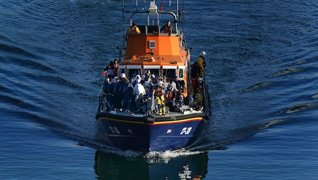Gruppe von Migranten überquert per Boot den Ärmelkanal (Bild: AP)