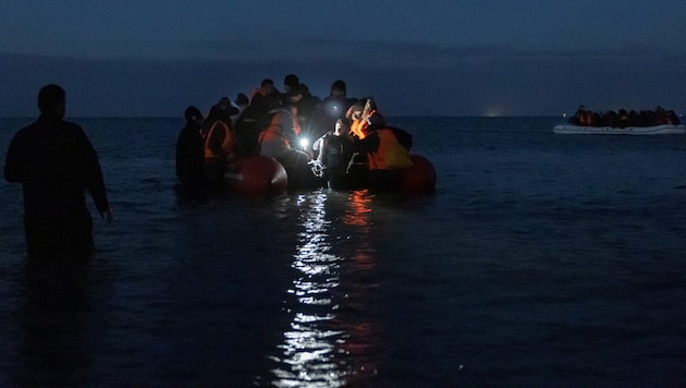 Rettungskation im Ärmelkanal (Archivbild): Ein Kind wurde an Bord eines Bootes tot getrampelt. (Bild: AFP)