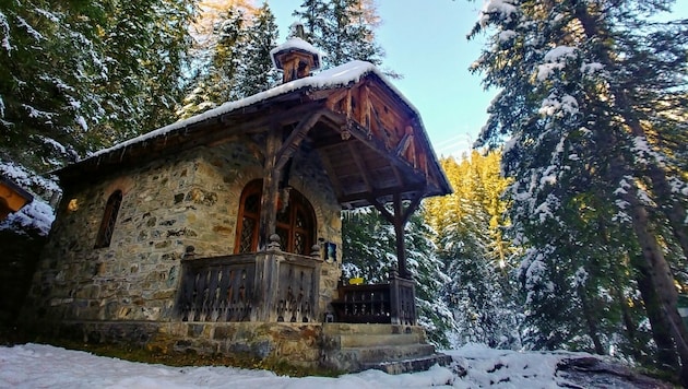 Auf einer kleinen Anhöhe im Wald steht zudem eine schöne Kapelle aus dem Jahr 1898. (Bild: Rubina Bergauer)