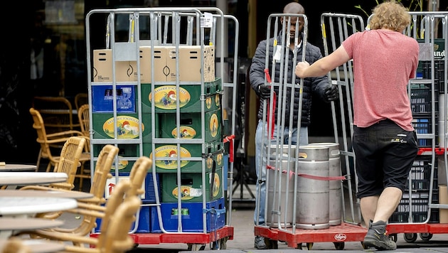 Lokale müssen wohl demnächst wieder früher schließen. (Bild: APA/AFP/ANP/Sander Koning)