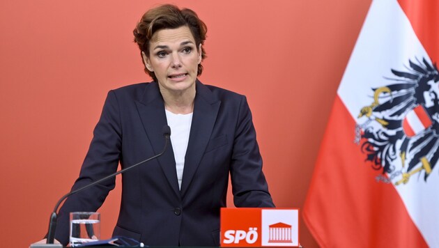 SPÖ-Chefin Pamela Rendi-Wagner will Anreize für die dritte Impfung - den „Booster“. (Bild: APA/HERBERT NEUBAUER)