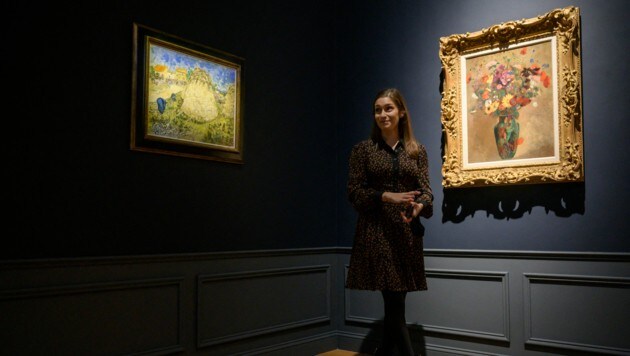 Das Gemälde „Meules de blé“ (Weizenhaufen) ist auf diesem Bild links zu sehen. (Bild: APA/AFP/Ed JONES)