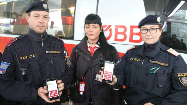 Gemischte Teams aus Wiener Polizisten und ÖBB-Kontrolleuren waren bei der Schwerpunktaktion „Masken-Prüfer“. (Bild: Andi Schiel)