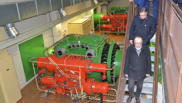 Bundeskanzler Alexander Schallenberg und LH Günther Platter im Maschinenraum des Kraftwerkes Silz (Bild: Hubert Daum)