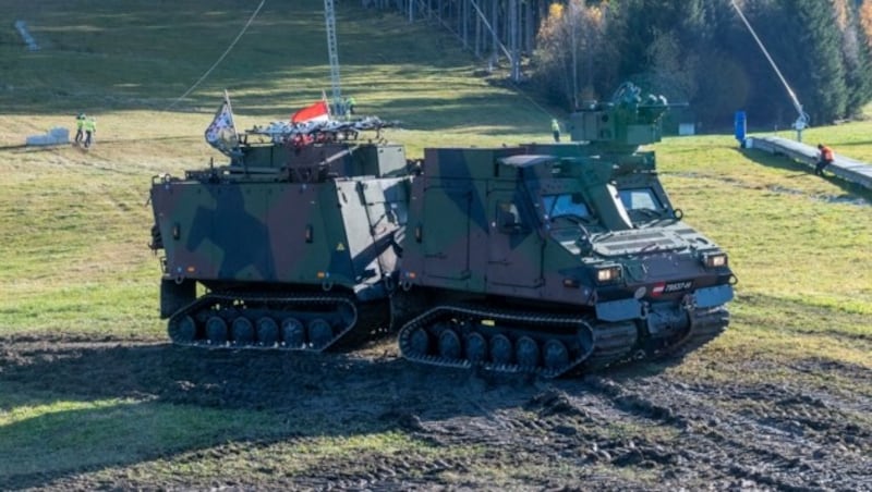 Das Heer rückte mit der „Universalwaffe“ Hägglunds aus. (Bild: LIEBL Daniel | zeitungsfoto.at)