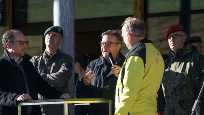 LH Platter (Mitte) im Gespräch mit Krisenmanager Elmar Rizzoli, links Kanzler Schallenberg. (Bild: LIEBL Daniel | zeitungsfoto.at)