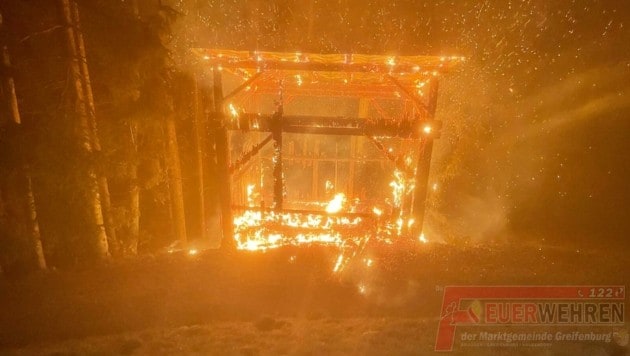 Die Hütte brannte lichterloh! (Bild: Feuerwehr Greifenburg)