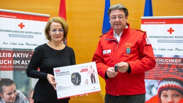 Landesrätin Christiane Teschl-Hofmeister und Präsident Josef Schmoll, Rotes Kreuz Niederösterreich präsentieren die neue Rufhilfe-Kampagne (Bild: RK NÖ / H. Kellner)
