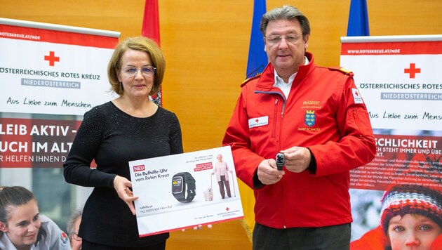 Landesrätin Christiane Teschl-Hofmeister und Präsident Josef Schmoll, Rotes Kreuz Niederösterreich präsentieren die neue Rufhilfe-Kampagne (Bild: RK NÖ / H. Kellner)