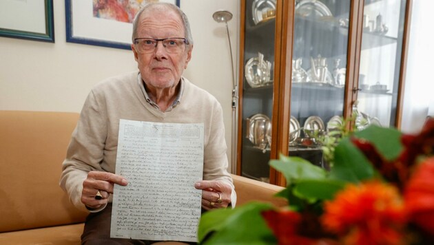 Karl Heinz Biack mit der Kopie des Abschiedsbriefes seines Vaters (Bild: Tschepp Markus)