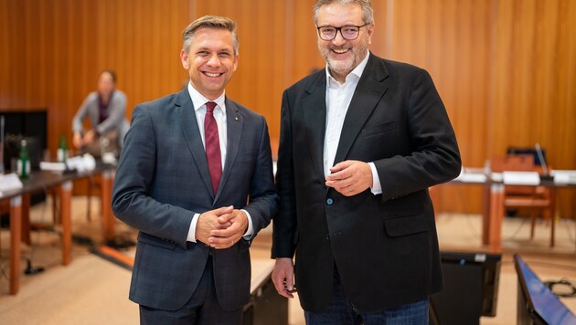 Oberösterreichs Soziallandesrat Wolfgang Hattmannsdorfer (ÖVP, links) und Wiens Sozialstadtrat Peter Hacker (SPÖ) (Bild: David Bohmann / PID)