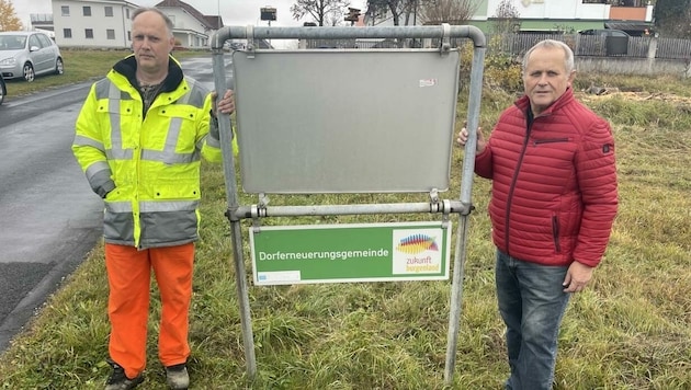 Die zweisprachige Ortstafel von Stinatz wurde in den letzten Tagen gestohlen: Bürgermeister Andreas Grandits (re.) und Amtsleiter der Gemeinde Franz Kirisits (li.) sind verärgert über die Aktion. (Bild: Schulter Christian)