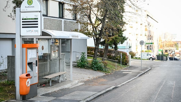 An dieser Bushaltestelle in Linz kam es zu dem wilden Vorfall (Bild: Alexander Schwarzl)