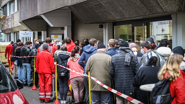 Samstag Nachmittag bildete sich in Linz eine lange Schlange (Bild: Wenzel Markus)