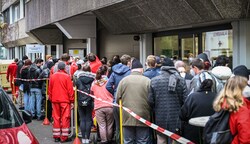 Samstag Nachmittag bildete sich in Linz eine lange Schlange (Bild: Wenzel Markus)