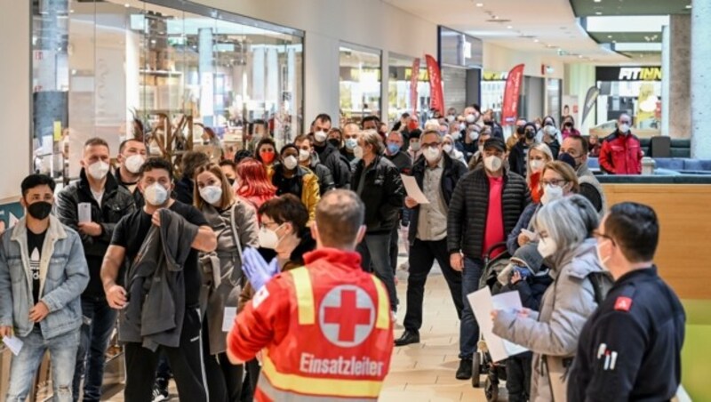 Schon um 9 Uhr in der Früh warteten zahlreiche Impfwillige in Wels auf ihren Stich (Bild: Wenzel Markus)