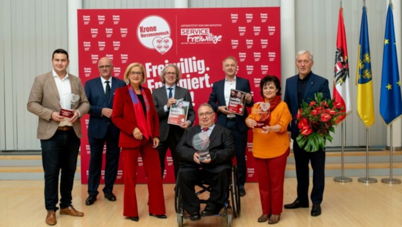 Der Zellerndorfer Bürgermeister Markus Baier, Konrad Tiefenbacher (Service Freiwillige), Landeshauptfrau Johanna Mikl-Leitner, „Krone“-Redaktionsleiter Lukas Lusetzky, Herzensmensch Josef Schoisengeyer, „Krone“ und Mediaprint Geschäftsführer Gerhard Valeskini, Tridok-Initiatorin Elfriede Holzinger und Kultur-Region Niederösterreich-Chef Martin Lammerhuber. (Bild: Imre Antal)