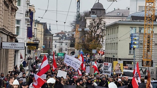 Die Route der Demonstranten führte quer durch Salzburg (Bild: Tschepp Markus)