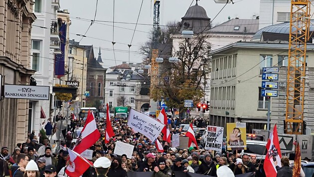 Die Route der Demonstranten führte quer durch Salzburg (Bild: Tschepp Markus)