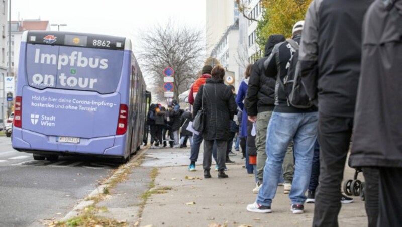 Eine Warteschlange vor einem Covid-19-Impfbus in Wien (Bild: APA/TOBIAS STEINMAURER)