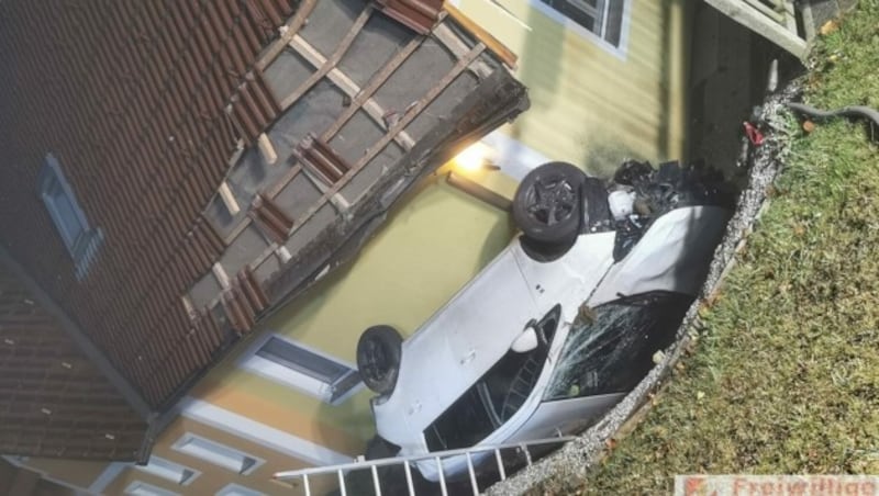 Das Auto wurde über die Böschung geschleudert, fiel dann auf das Hausdach! (Bild: FF Birkfeld)