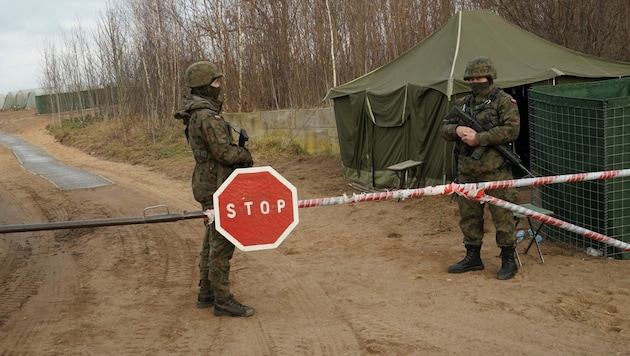 Polnische Soldaten nahe der Grenze zu Weißrussland (Bild: AFP)