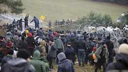 An der weißrussisch-polnischen Grenze haben sich Tausende Migranten versammelt, die in die EU möchten. (Bild: BelTA)