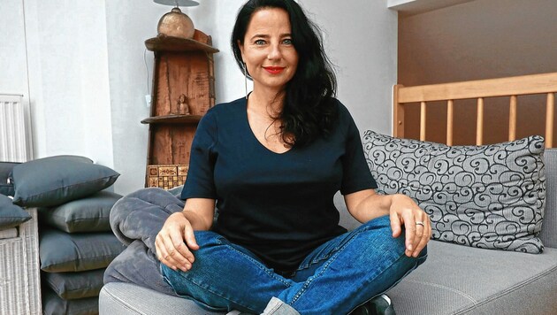 Nadja Maleh in der Meditationsecke in ihrer Wiener Wohnung - bei „Bist du deppert“ (Montag, 20.15 Uhr, PULS 4 ) ist sie wieder am 22. November zu Gast. (Bild: Zwefo)