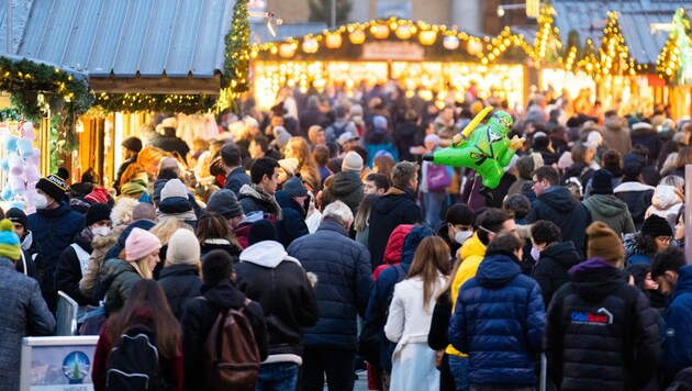 Ab Montag gelten strikte Beschränkungen für all jene, die weder geimpft noch genesen sind - fraglich bleibt jedoch, ob die angekündigten Kontrollen wirklich wirksam sein werden. (Bild: APA/GEORG HOCHMUTH)