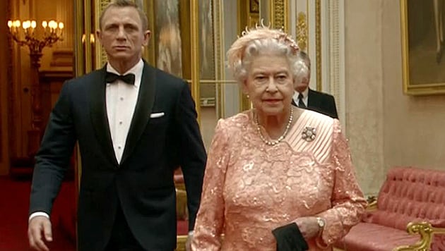 Queen Elizabeth und Daniel Craig bei der Eröffnungszeremonie der Olympischen Spiele 2012 in London (Bild: AFP)