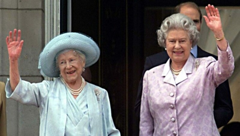 Queen Elizabeth mit ihrer Mutter, „Queen Mum“, bei einem Auftritt im Jahr 2000 (Bild: AFP)