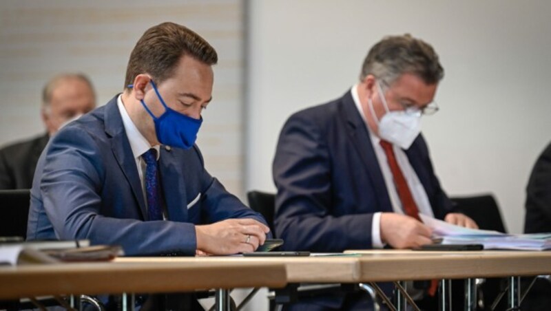 Manfred Haimbuchner (neben Landesrat Günther Steinkellner) mit Maske im Ausweichquartier des OÖ Landtags im U-Hof in Linz. (Bild: Alexander Schwarzl)