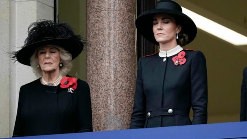 Die Herzoginnen Camilla und Kate zeigten sich am Remebrance Sunday tief bewegt. (Bild: AP)