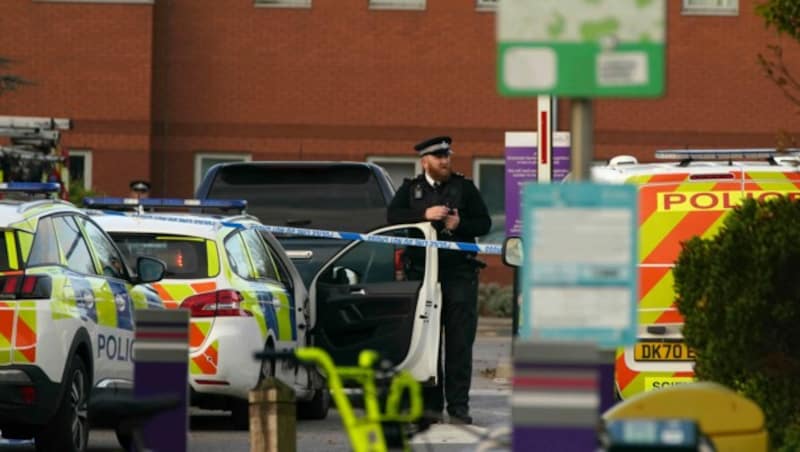 Die Straßen rund um das Liverpool Women‘s Hospital wurden großräumig abgesperrt. (Bild: AP)