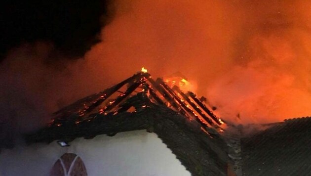 Acht Feuerwehren rückten zu den Löscharbeiten aus. (Bild: FF Brückl)