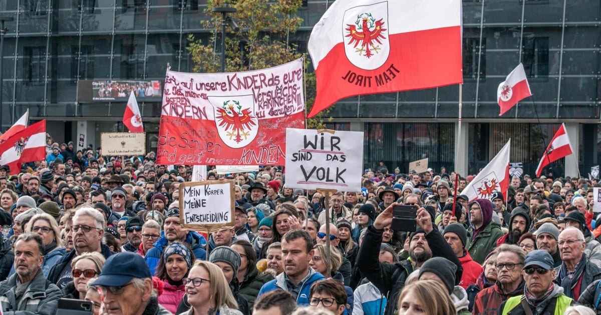 Kritik An Maßnahmen - Tausende Teilnehmer Bei Corona-Demo In Innsbruck ...