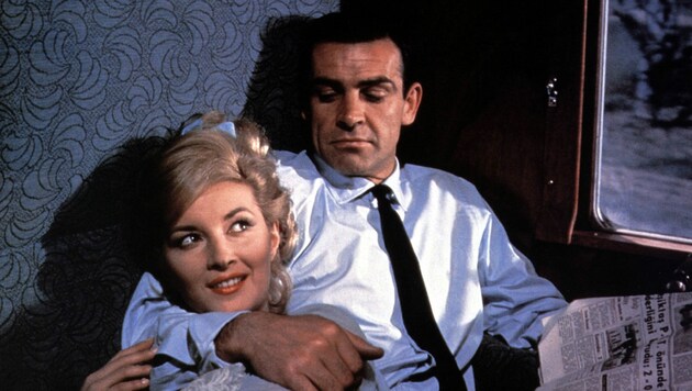 Sean Connery und Daniela Bianchi in dem Bond-Film „Liebesgrüße aus Moskau“ aus dem Jahr 1964 (Bild: Impress / United Archives / picturedesk.com)