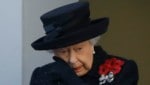 Queen Elizabeth wischt sich am Remembrance Sunday 2019 Tränen aus dem Gesicht. (Bild: APA/Photo by Tolga AKMEN/AFP)
