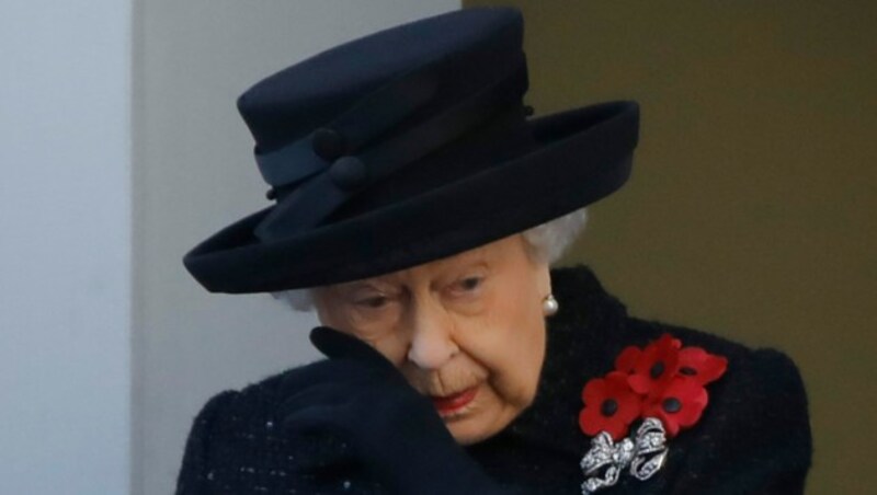 Queen Elizabeth wischt sich am Remembrance Sunday 2019 Tränen aus dem Gesicht. (Bild: APA/Photo by Tolga AKMEN/AFP)