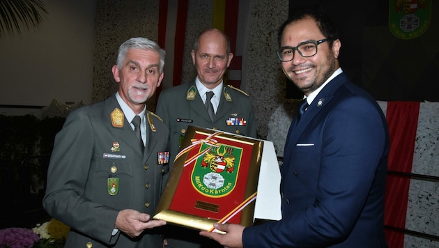 Brigadier Walter Gitschthaler und Presse-Oberst Ralf Gigacher gratulierten John Patrick Platzer. (Bild: Arno Pusca/Bundesheer)
