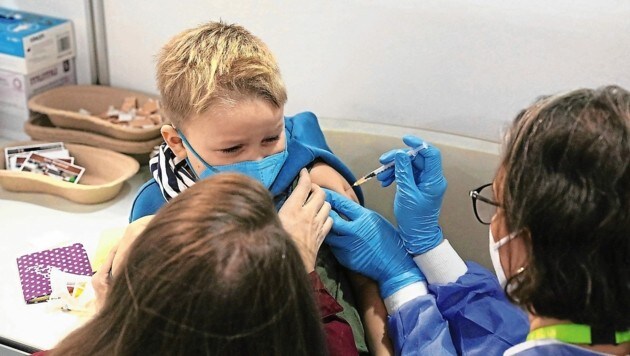 Der fünfjährige Theo beim Impfen (Bild: Jöchl Martin)
