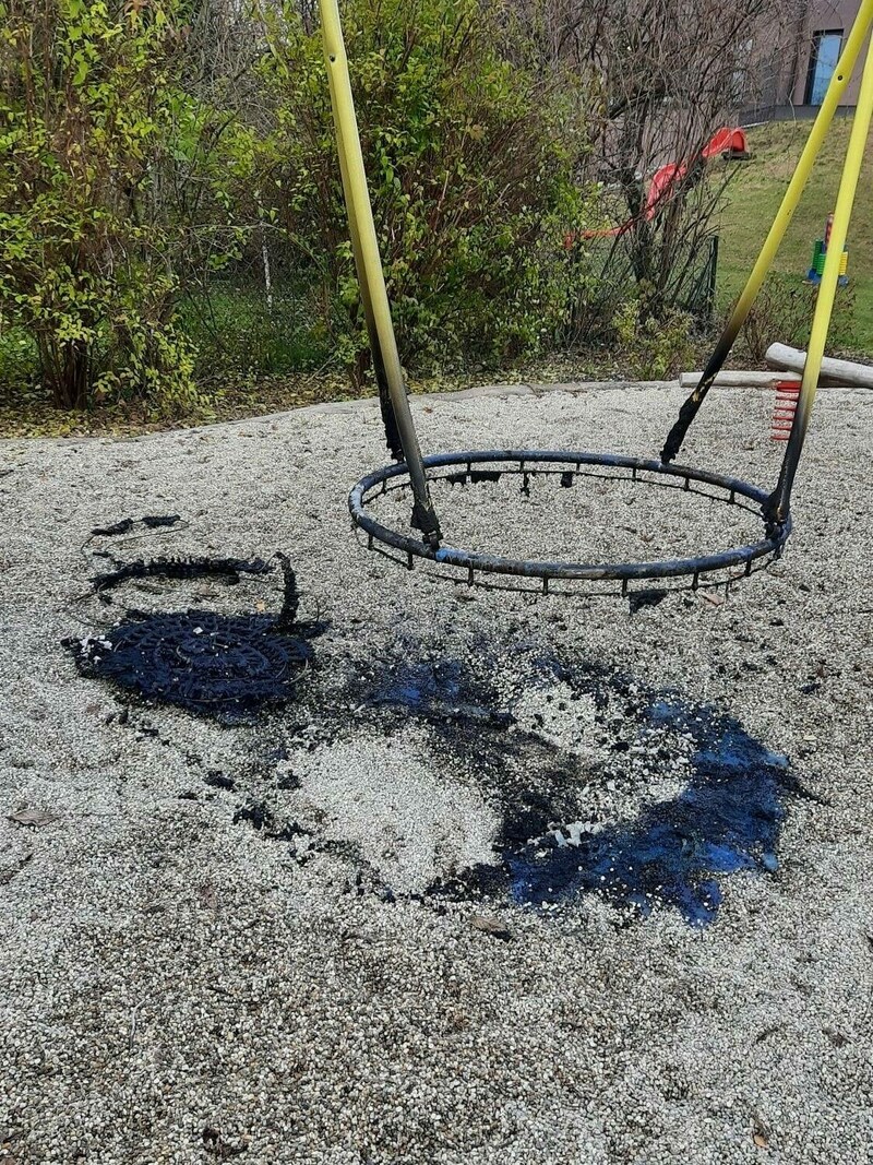 Die brennende Schaukel im Kindergarten wurde von der FF Ebelsberg gelöscht. (Bild: FF Ebelsberg)