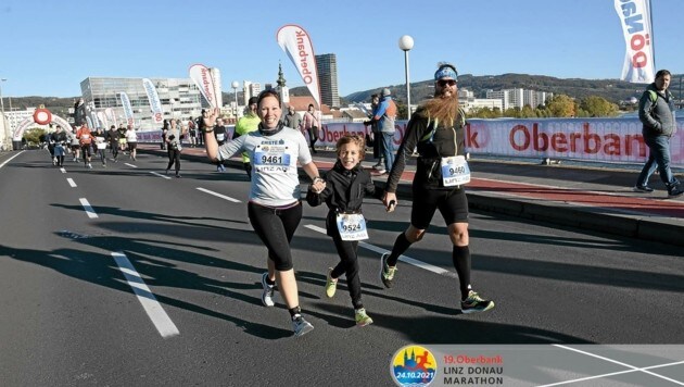 Keanu mit drei bei seinem ersten Lauf (links), heuer ist er mit seinen Eltern schon den Viertelmarathon gelaufen. (Bild: Horst Viertelbauer)