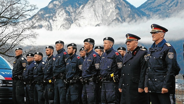 Landespolizeidirektor Kohler (rechts), Erich Lettenbichler, Leiter der Einsatzabteilung (2. v. re.), und SRK-Kommandant Haselwanter (links). (Bild: Christof Birbaumer)