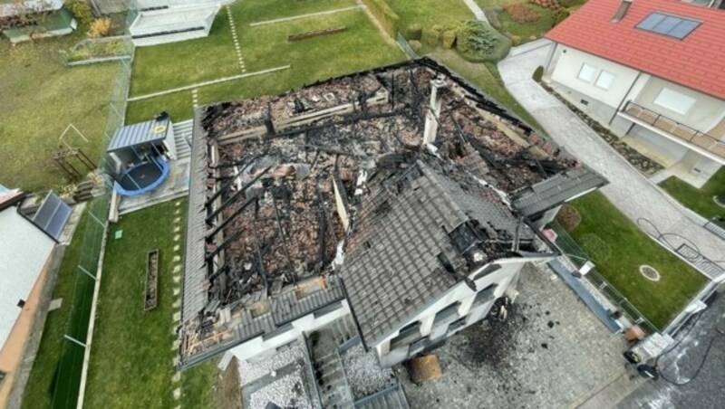 Aus der Vogelperspektive wird das Ausmaß der Zerstörung ersichtlich. Der Familienvater und mutmaßliche Brandstifter ist auf der Flucht. (Bild: Schulter Christian)