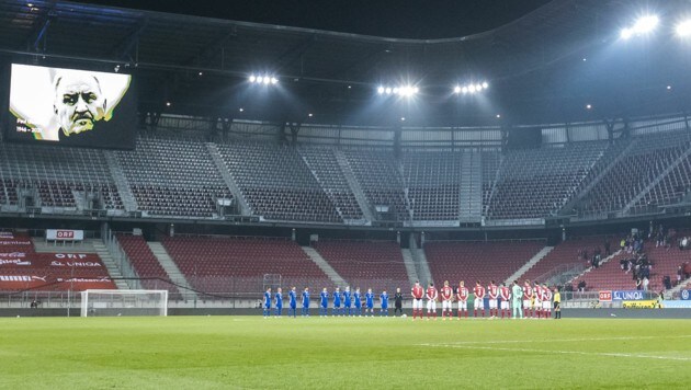 Das (fast leere) Klagenfurter Stadion kurz vor Anpfiff, bei der Trauerminute für den verstorbenen Paul Gludovatz (Bild: APA/EXPA/JOHANN GRODER)
