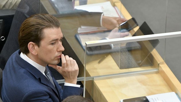 ÖVP-Klubchef Sebastian Kurz am Dienstag im Rahmen einer Sondersitzung des Nationalrats (Bild: APA/HERBERT NEUBAUER)