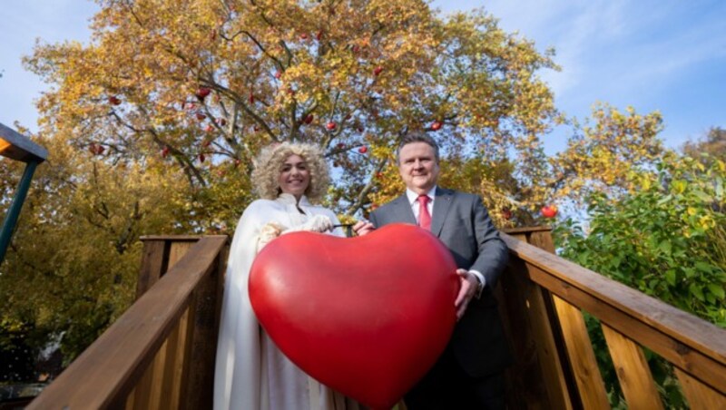 Bürgermeister Michael Ludwig mit dem diesjährigen Wiener Christkind Klaudija (Bild: APA/Georg Hochmuth)