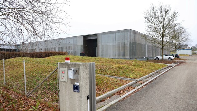 In dieser Halle in Frankenburg am Hausruck sind derzeit 140 Asylwerber untergebracht. (Bild: Helmut Klein)